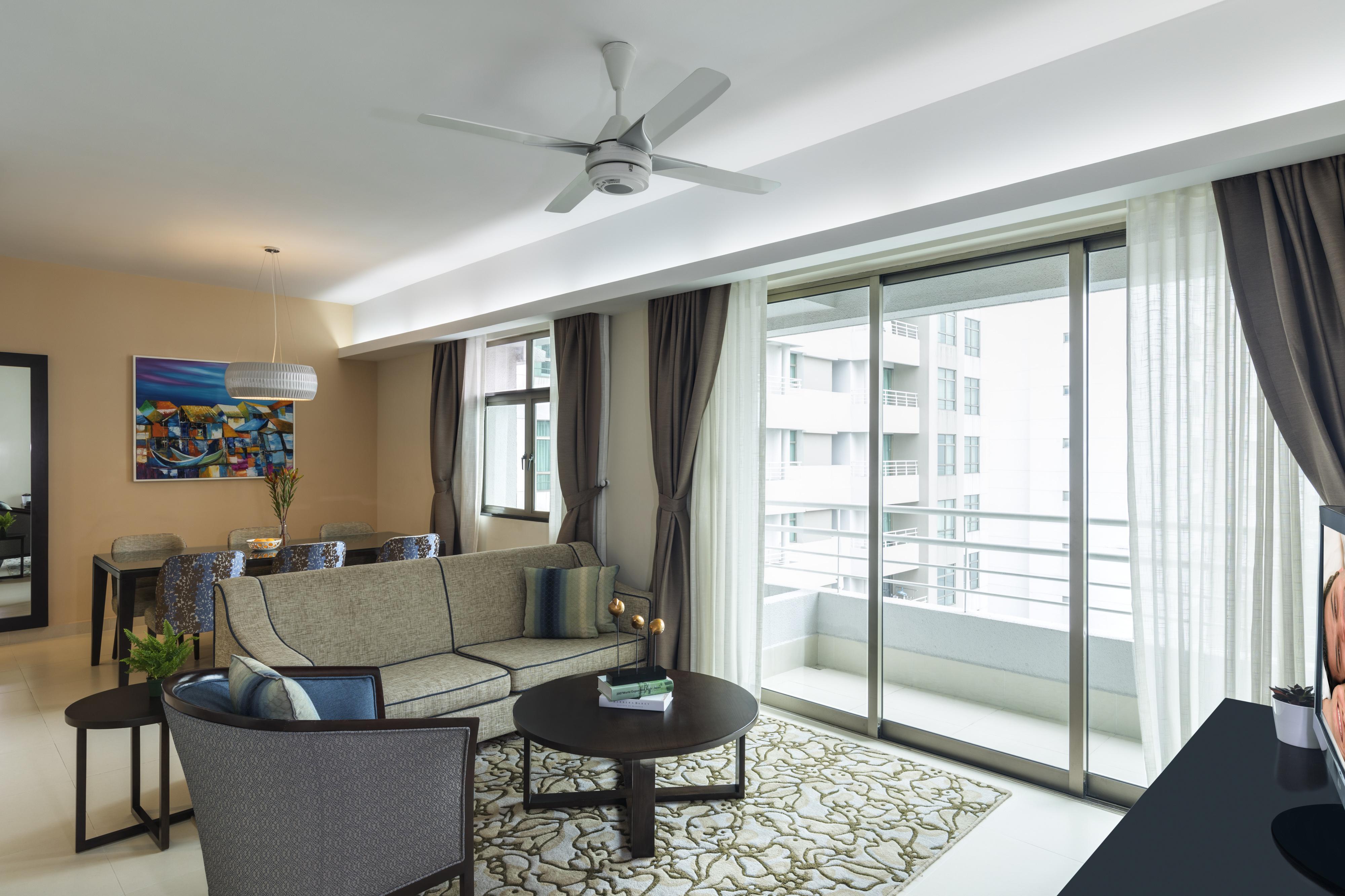 Somerset Ho-Chi-Minh-Stadt Exterior foto A living room with a ceiling fan